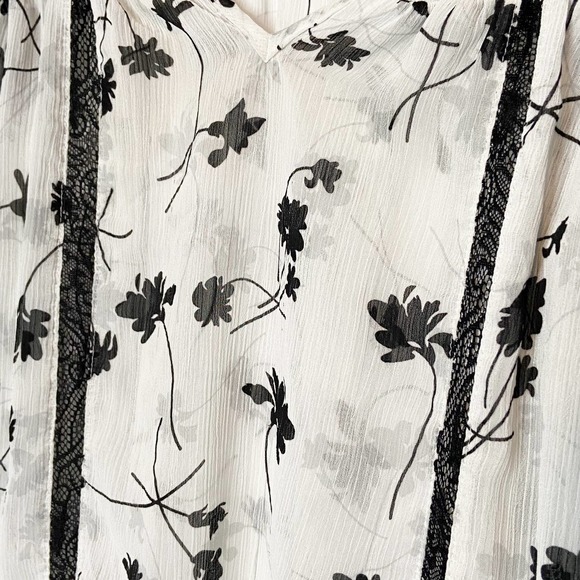 Princess Vera Wang blouse, white and black floral print blouse, Vera Wang blouse - Picture 3 of 8